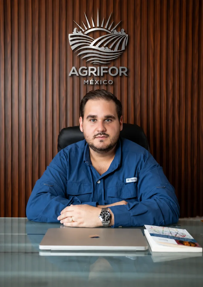 Ing. Diego Andújar en su escritorio